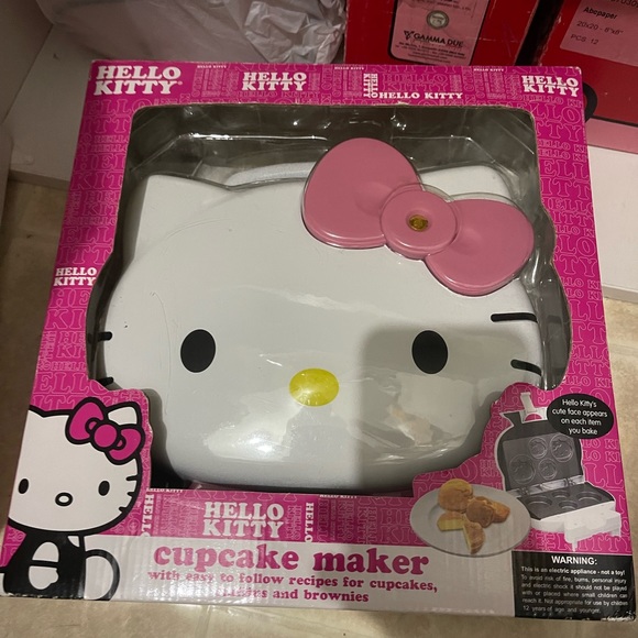 HELLO KITTY CUPCAKE MAKER